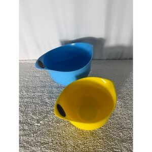 Cuisinart Nesting Mixing Bowls Set of 2 Blue Yellow Pour Spout Non-Slip Base